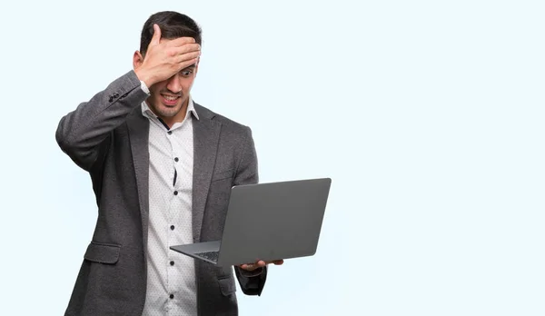 Joven Guapo Usando Computadora Portátil Estresado Con Mano Cabeza Sorprendido —  Fotos de Stock