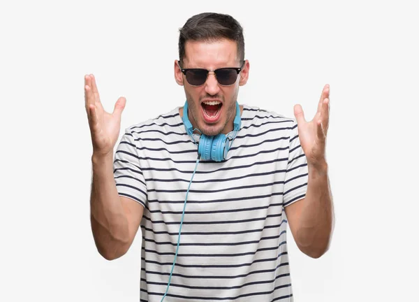 Pohledný Mladý Muž Nošení Sluchátek Slaví Mad Crazy Pro Úspěch — Stock fotografie
