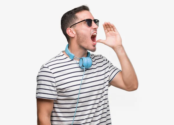 Przystojny Młody Mężczyzna Noszenie Słuchawek Krzycząc Krzycząc Głośno Bok Ręcznie — Zdjęcie stockowe