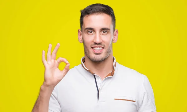 Guapo Joven Casual Hombre Usando Camiseta Blanca Haciendo Signo Con — Foto de Stock