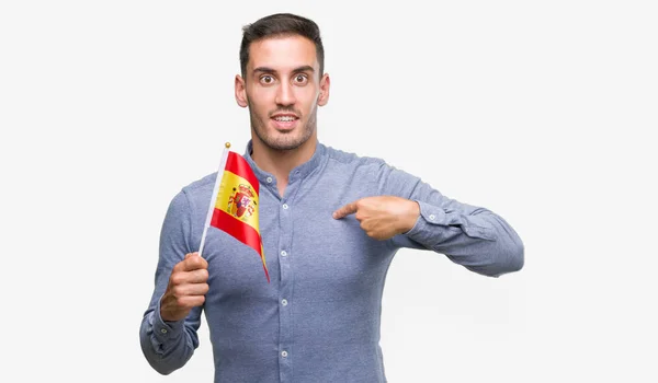 Joven Guapo Sosteniendo Una Bandera España Con Cara Sorpresiva Señalándose — Foto de Stock