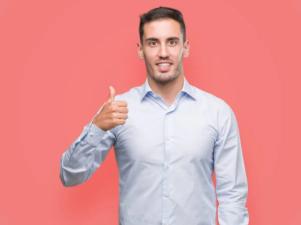 Joven Hombre Negocios Guapo Haciendo Gesto Feliz Con Mano Aprobar — Foto de Stock