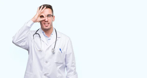 Bonito Jovem Médico Homem Fazendo Gesto Com Mão Sorrindo Olho — Fotografia de Stock