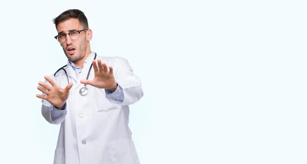 Bonito Jovem Médico Homem Com Medo Aterrorizado Com Expressão Medo — Fotografia de Stock