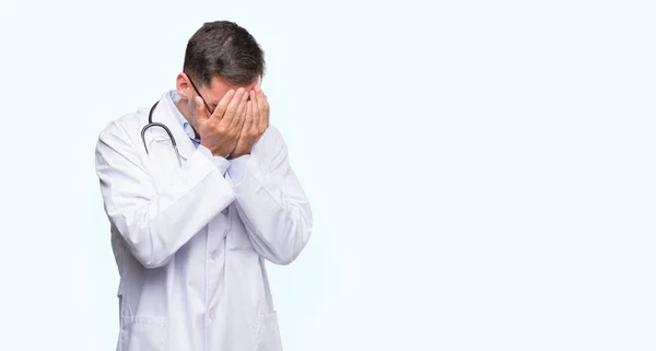 Bonito Jovem Médico Com Expressão Triste Cobrindo Rosto Com Mãos — Fotografia de Stock