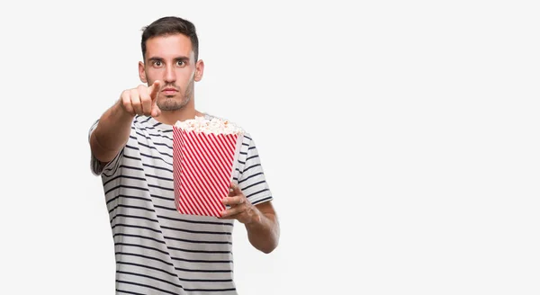 Knappe Jongeman Eten Popcorn Met Vinger Wijzen Naar Camera Hand — Stockfoto