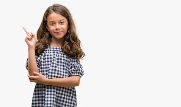 Menina Hispânica Morena Vestindo Vestido Preto Branco Muito Feliz Apontando — Fotografia de Stock