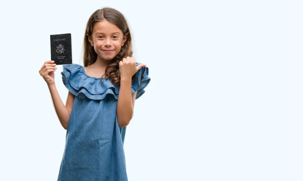 Menina Hispânica Morena Segurando Passaporte Dos Estados Unidos América Apontando — Fotografia de Stock