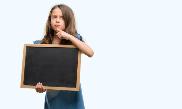 Brünettes Hispanisches Mädchen Mit Tafel Ernstes Gesicht Über Frage Nachdenkend — Stockfoto