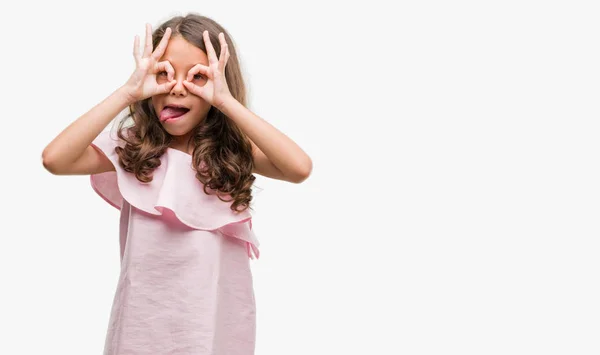 Brunette Spaanse Meisje Roze Jurk Doen Gebaar Als Verrekijker Steken — Stockfoto