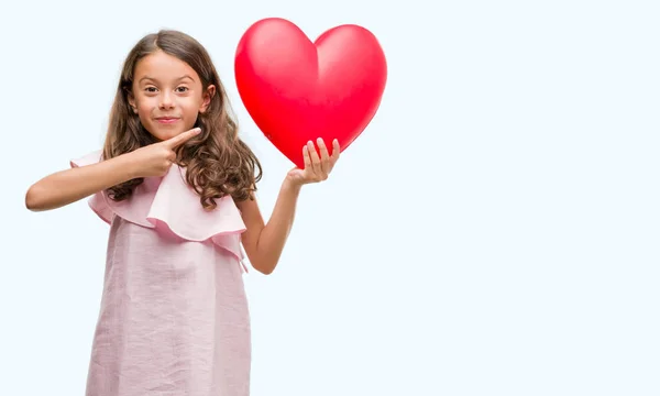 Morena Chica Hispana Sosteniendo Corazón Rojo Muy Feliz Señalando Con —  Fotos de Stock