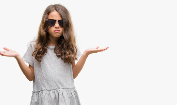 Μελαχρινή Κορίτσι Ισπανόφωνος Φορώντας Γυαλιά Ηλίου Ανίδεοι Και Συγκεχυμένη Έκφραση — Φωτογραφία Αρχείου