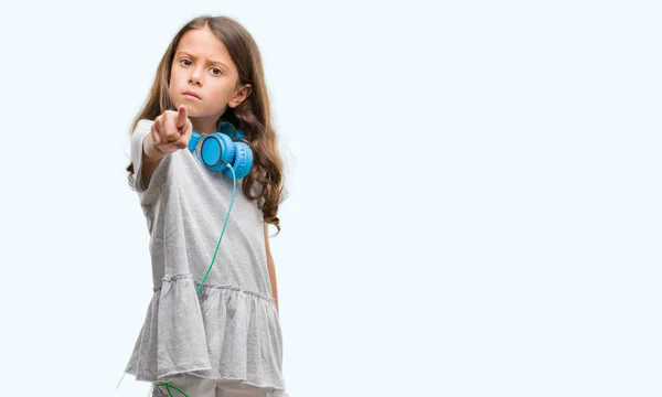 Brunetka Hispánský Dívka Která Nosí Sluchátka Ukazující Prstem Kameru Vás — Stock fotografie