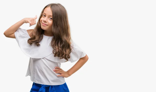 Brünettes Hispanisches Mädchen Lächelt Und Macht Telefongesten Mit Händen Und — Stockfoto