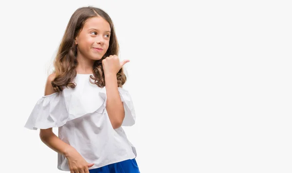 Brünettes Hispanisches Mädchen Lächelt Mit Glücklichem Gesicht Und Zeigt Mit — Stockfoto