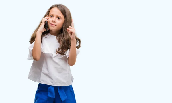 Bruna Ragazza Ispanica Utilizzando Smartphone Sorpreso Con Idea Una Domanda — Foto Stock