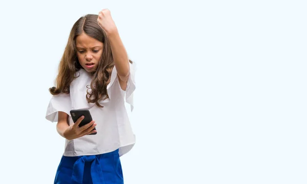 Chica Hispana Morena Usando Teléfono Inteligente Molesto Frustrado Gritando Con — Foto de Stock
