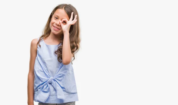 Brunette Spaanse Meisje Doen Gebaar Met Hand Glimlachen Oog Kijken — Stockfoto