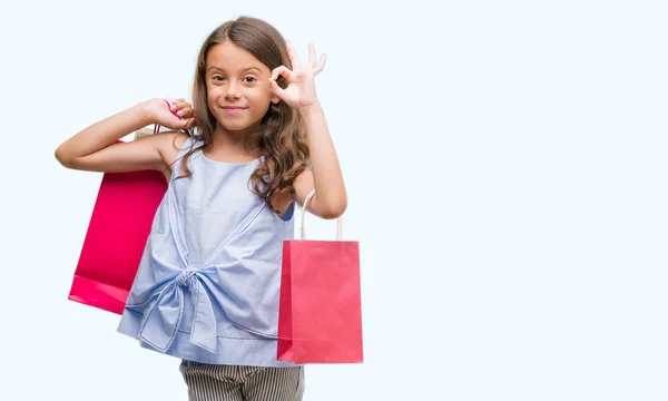 Bruna Ragazza Ispanica Che Tiene Borse Della Spesa Facendo Segno — Foto Stock