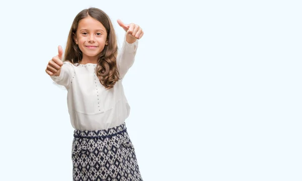 Menina Hispânica Morena Aprovando Fazer Gesto Positivo Com Mão Polegares — Fotografia de Stock