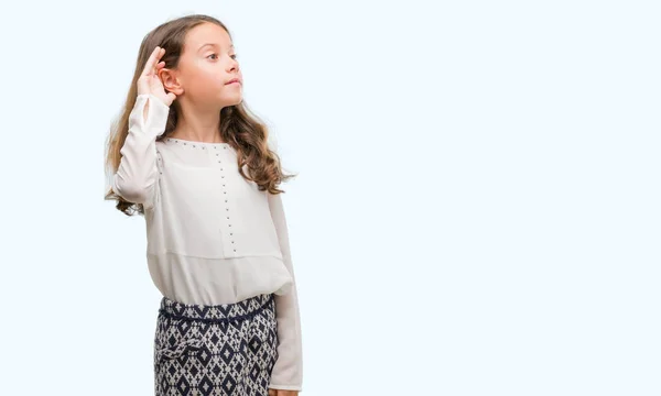 Menina Hispânica Morena Sorrindo Com Mão Sobre Ouvido Ouvindo Uma — Fotografia de Stock