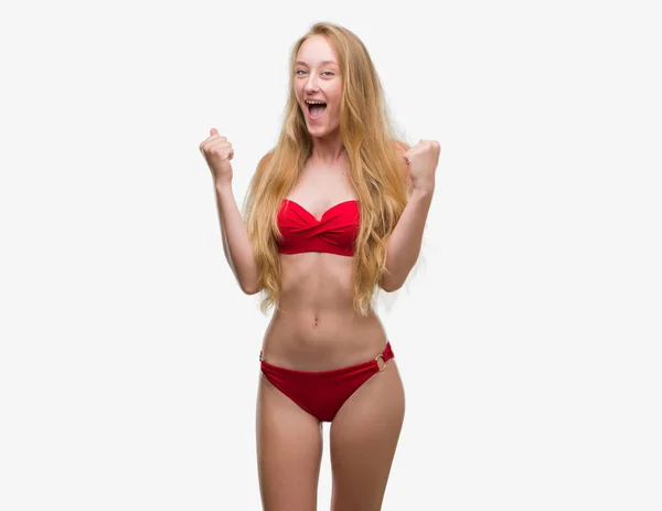 Szőke Tizenéves Visel Piros Bikini Ünnepli Meglepett Lenyűgözött Siker Emelt — Stock Fotó