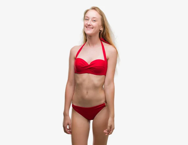 Adolescente Bionda Bikini Rosso Con Sorriso Allegro Fresco Sul Viso — Foto Stock