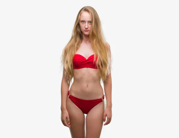 Adolescente Rubia Vistiendo Bikini Rojo Escéptico Nervioso Frunciendo Ceño Molesto — Foto de Stock
