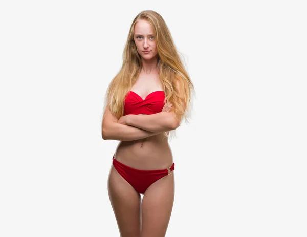 Çapraz Kolları Olan Yüzündeki Kırmızı Bikini Şüpheci Sinir Onaylamayan Ifade — Stok fotoğraf