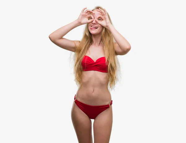 Adolescente Blonde Portant Bikini Rouge Faisant Geste Correct Comme Des — Photo