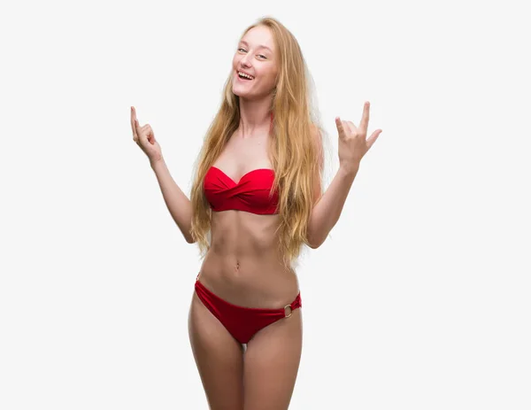 Deli Ifade Rock Simge Elle Yapıyor Ile Kırmızı Bikini Bağırarak — Stok fotoğraf