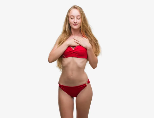Kırmızı Bikini Ile Gülümseyen Giymiş Sarışın Genç Kadın Kapalı Gözler — Stok fotoğraf
