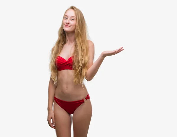 Blonde Teenager Frau Roten Bikini Lächelt Fröhlich Und Zeigt Mit — Stockfoto