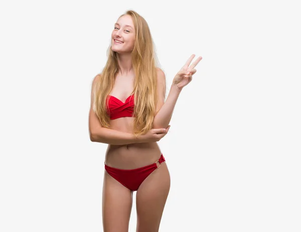 Adolescente Bionda Con Bikini Rosso Sorridente Con Volto Felice Che — Foto Stock