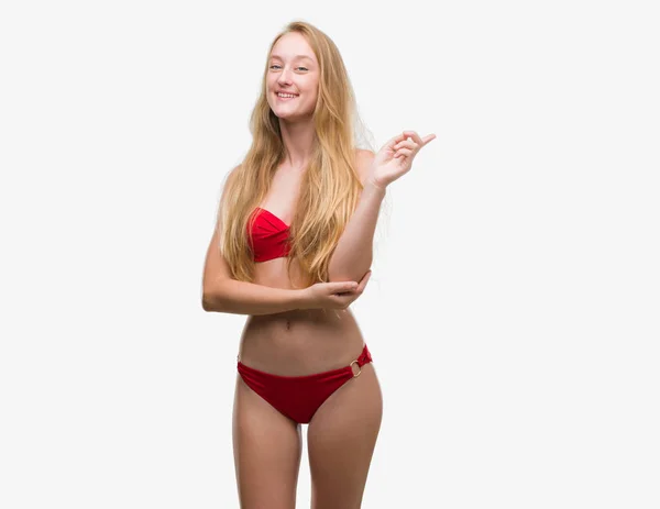 Adolescente Bionda Bikini Rosso Con Grande Sorriso Sul Viso Che — Foto Stock