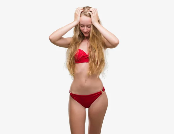 Çünkü Çaresiz Stresli Baş Ağrısı Acı Kırmızı Bikini Giyen Sarışın — Stok fotoğraf