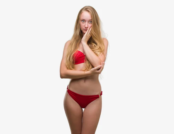 Kırmızı Bikini Düşünme Seyir Giymiş Sarışın Genç Kadın Yorgun Sıkılmış — Stok fotoğraf