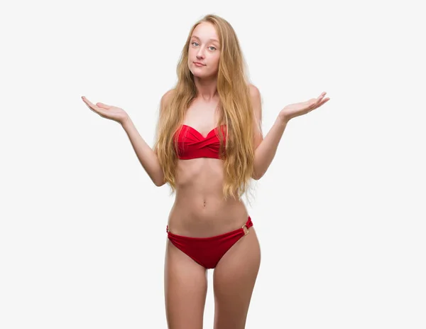 Kırmızı Bikini Clueless Şaşkın Bir Ifadeyle Kollar Eller Kaldırdı Giymiş — Stok fotoğraf