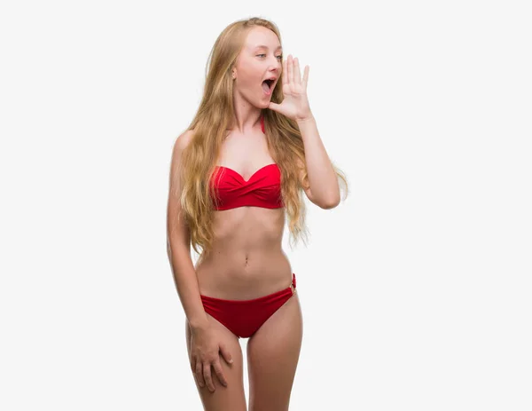 Blonde Tiener Vrouw Dragen Rode Bikini Schreeuwen Schreeuwen Luid Naar — Stockfoto