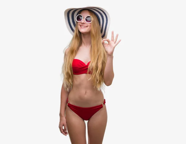 Mulher Adolescente Loira Vestindo Biquíni Óculos Sol Chapéu Verão Fazendo — Fotografia de Stock