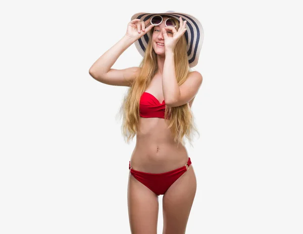 Bionda Adolescente Che Indossa Bikini Occhiali Sole Cappello Estivo Con — Foto Stock