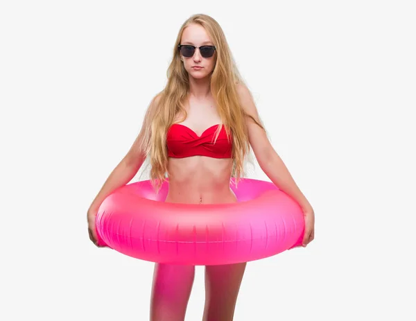 Bionda Adolescente Che Indossa Bikini Tiene Galleggiante Rosa Con Espressione — Foto Stock