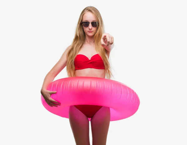 Mulher Adolescente Loira Vestindo Biquíni Segurando Flutuador Rosa Apontando Com — Fotografia de Stock