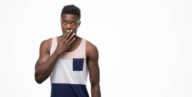 Genç Afro-Amerikan adam kapak ağız el için hata, ifade korku, utanç ile şok ile sessizlik içinde gizli kavramı korkuttu