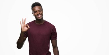 Parmak, mükemmel sembolü ile ok işareti yapan genç Afro-Amerikan erkek