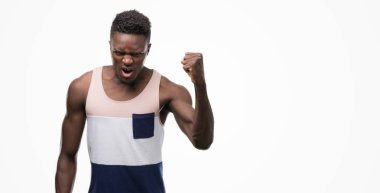 Genç Afrikalı-Amerikalı adam öfkeyle, çılgın ve yükseltilmiş eliyle diye bağıran rahatsız ve hayal kırıklığına uğramış öfke kavramı bağırarak