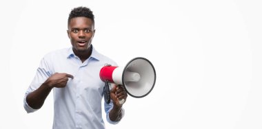 Megafon sürpriz yüz işaret parmağı kendisine tutan genç Afro-Amerikan adam