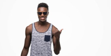 El ve parmak ile yukarı dönük mutlu yüz gülümseyen ile genç Afro-Amerikan adam