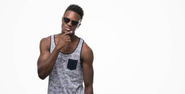 Genç Afro-Amerikan adam ciddi bir yüz düşünme hakkında soru, çok karışık bir fikir