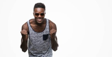 Duygu tezahürat genç Afro-Amerikan adam gurur çığlık ve zafer ve başarı çok heyecanlı, kutluyor güneş gözlüğü takıyor